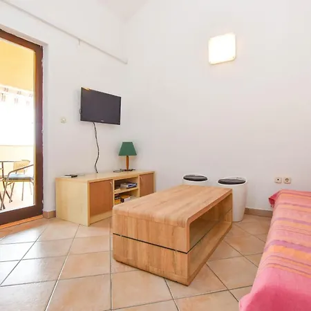 Taya Apartman